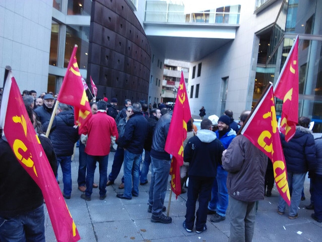 Crónica de la concentración por los 5 mineros de Cerredo ante los juzgados de Oviedo