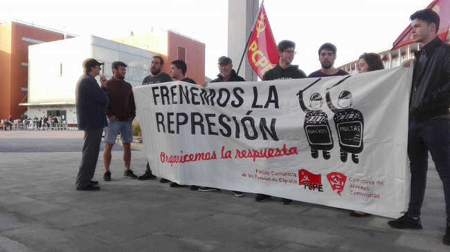 El 4 de octubre mañana el PCPE se ha concentrado en las puertas de la Ciudad de la Justicia de Zaragoza