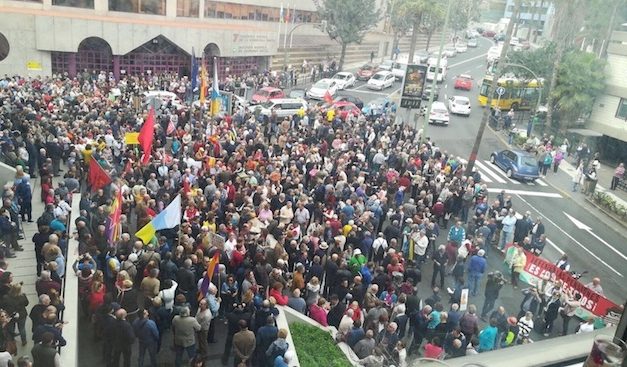 Miles de pensionistas se movilizan en Gran Canaria y Tenerife frente al INSS