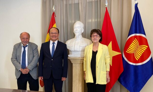 Una representación del PCPE visita al embajador de la República Socialista de Viet Nam