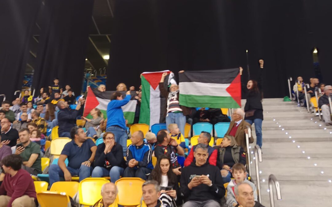 CANARIAS POR PALESTINA denuncia el genocidio en un partido de baloncesto en el GRAN CANARIA ARENA