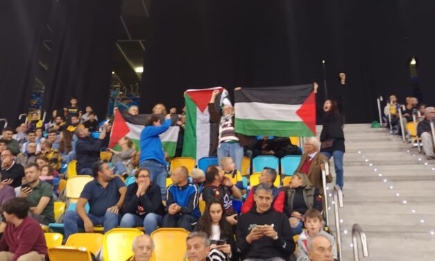 CANARIAS POR PALESTINA denuncia el genocidio en un partido de baloncesto en el GRAN CANARIA ARENA