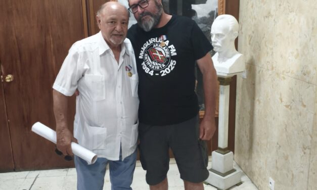 Medalla de la Amistad del ICAP al camarada Víctor Lucas